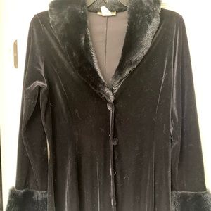Velour coat with fur collar